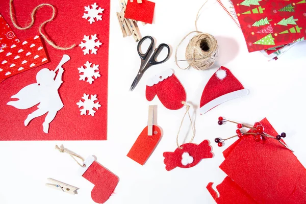 Noel için ağaçtaki kırmızı keçeli kalemlerden oyma.