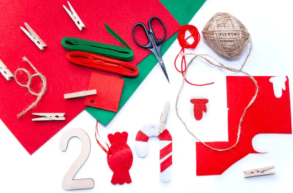 Noel için ağaçtaki kırmızı keçeli kalemlerden oyma.