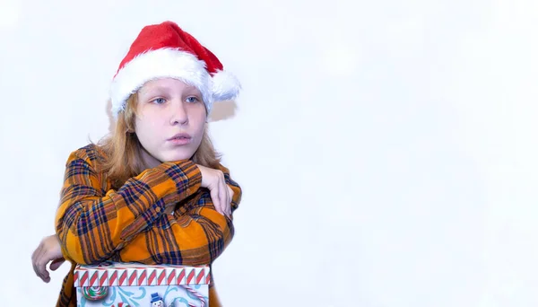 Sürpriz tatlı kız bir Noel hediyesi açtı. Odadaki süslü bir Noel ağacının yanında küçük bir çocuk bir kutu açtı..