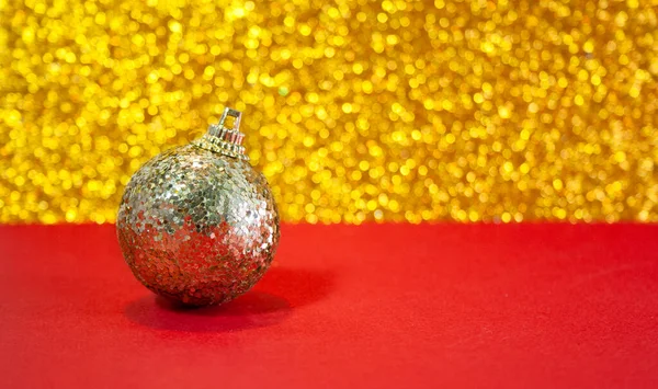 Jul boll på en guld och röd bakgrund — Stockfoto