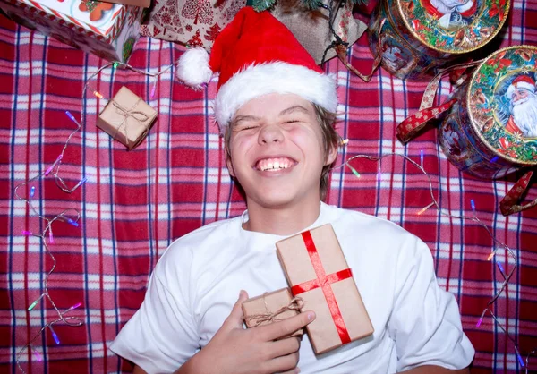 Mutlu çocuk, Noel ve yeni yıl hediyesi aldı. Hasta bir geçmişi vardı.