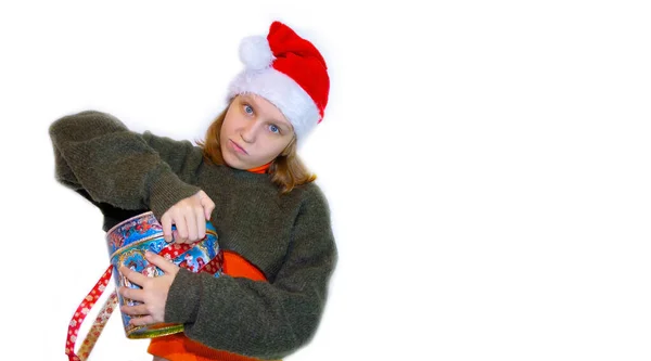 Genç kızıl saçlı kız beyaz arka planda Noel Baba 'nın hediyesini açıyor..