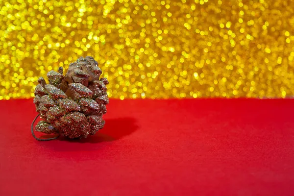 En bula på en guld bakgrund och ett rött bord. Nyår bula. — Stockfoto