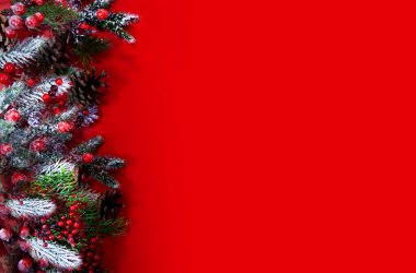 Kırmızı arkaplanda kırmızı bir arkaplanda Noel ağacı oyuncakları, el işi hediyeler, kar taneleri