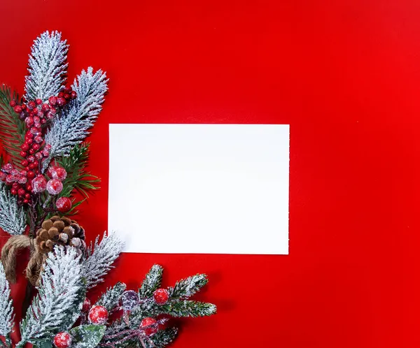 Weihnachtsbrief auf rotem Hintergrund mit Fichtenzweigen, Weihnachtsbaumspielzeug, Bastelgeschenk, Schneeflocken — Stockfoto