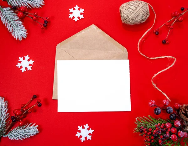 Weihnachtsbrief auf rotem Hintergrund mit Fichtenzweigen, Weihnachtsbaumspielzeug, Bastelgeschenk, Schneeflocken — Stockfoto