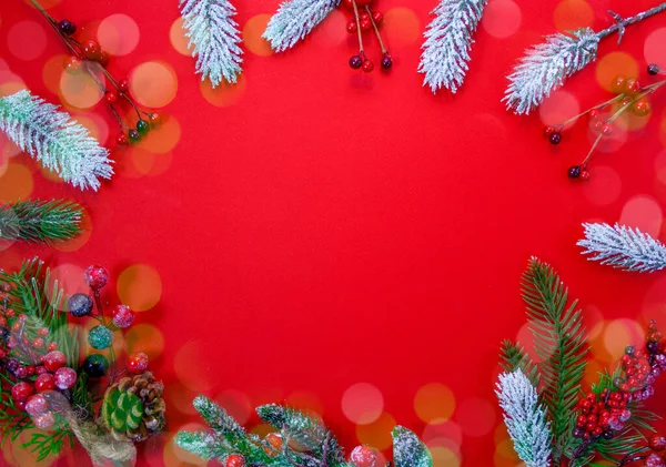 Carta de Navidad sobre fondo rojo con ramas de abeto, juguetes de árbol de Navidad, regalo de artesanía, copos de nieve — Foto de Stock