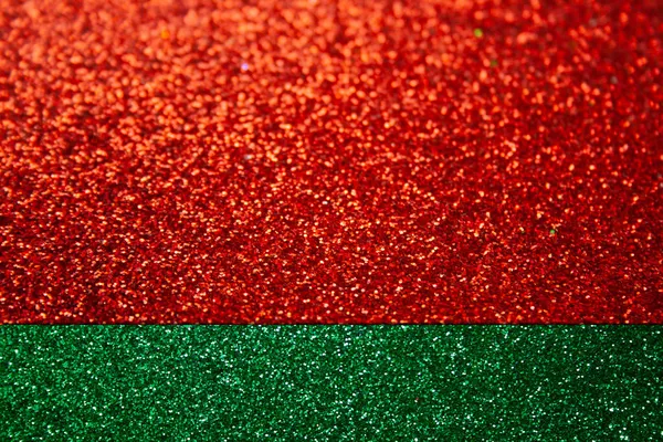 Kırmızı çizgili, soyut yeşil bir arka plan. Noel ışıltısı arka planı