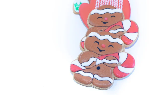 Beyaz arka planda Noel zencefilli çörekler. İzole edilmiş.