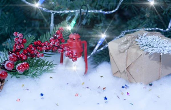 Hermosas bolas de Navidad en ramas de abeto cubiertas de nieve. Navidad Fondo y nieve . —  Fotos de Stock