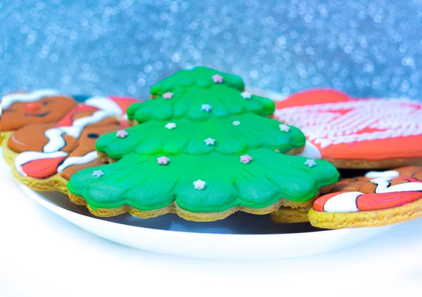 Beyaz tabakta ev yapımı kurabiyeler, yakın çekim manzarası. Kırmızı arkaplandaki üst görünüm. Metin için yer.