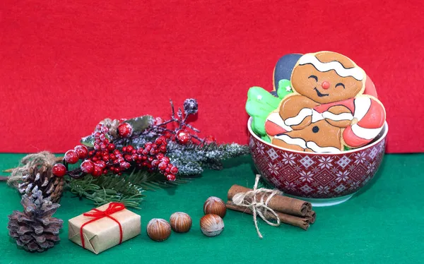 Noel yemeği. Ev yapımı kurabiye adam kurabiye ahşap masa üzerinde cam kavanozda