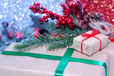 Parlak bir arka planda ladin dalı olan bir Noel hediyesi..