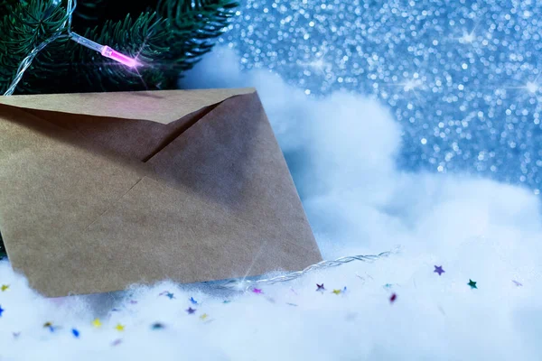 Ein Umschlag zum Schreiben im Schnee mit einem Fichtenzweig und roten Beeren. Sterne im Schnee. Weihnachtsdekoration mit Tannenzweigen und Beeren im Schnee — Stockfoto
