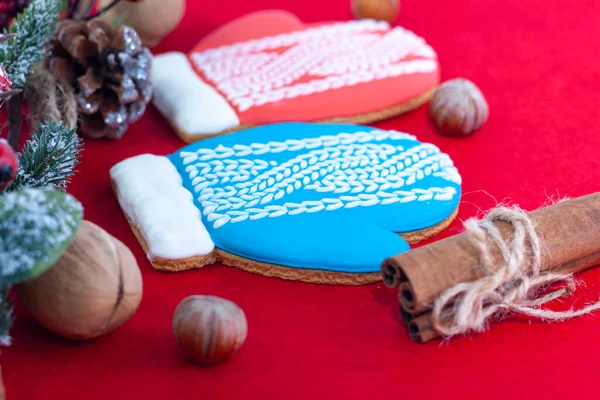 Kırmızı arka planda Noel kurabiyesi, zencefilli ekmek eldivenleri