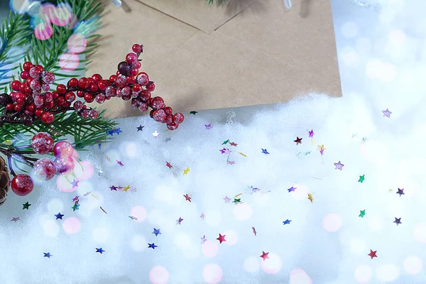 Un sobre para escribir en la nieve con una rama de abeto y bayas rojas. Estrellas en la nieve. Decoración navideña con ramas de abeto y bayas en nieve —  Fotos de Stock