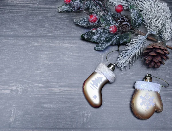Рождественский деревянный фон с тетом и игрушкой для елки. — стоковое фото