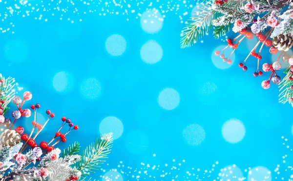 Деревянная веточка на синем фоне. Рождественский фон. — стоковое фото