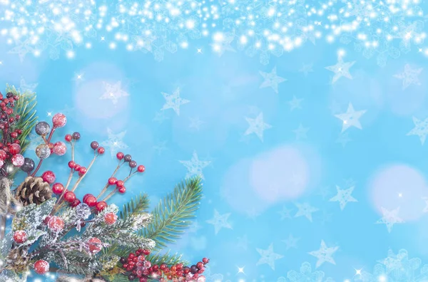 Деревянная веточка на синем фоне. Рождественский фон. — стоковое фото