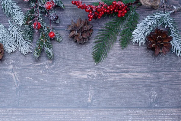 Natal fundo de madeira com um tet e um brinquedo de árvore de Natal. — Fotografia de Stock