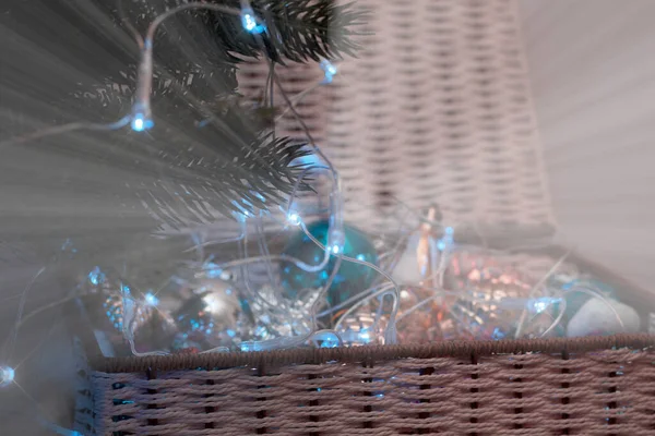 Hasır sepetteki Noel ağacı süslemeleri. Sihirli Sepet