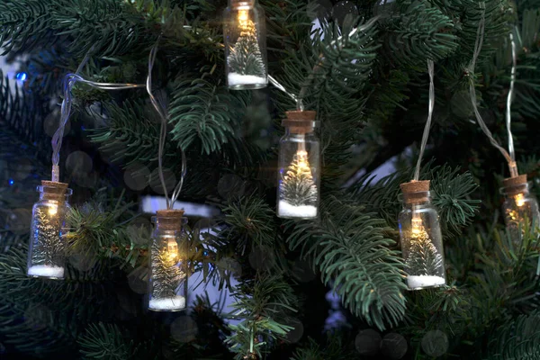 Yılbaşı ağacındaki fenerler. Küçük Noel ağaçlarından bir çelenk.