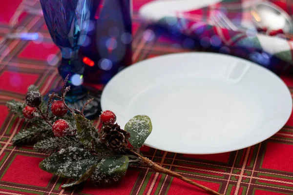 Рождественский стол в шотландском стиле. Рождественская тарелка. — стоковое фото