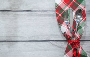 Bir çatal, bir kaşık ve bir bıçak Noel ağacının üzerinde bir hediye.