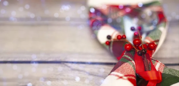 Bir çatal, bir kaşık ve bir bıçak Noel ağacının üzerinde bir hediye. — Stok fotoğraf