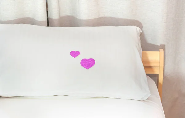 Паперові червоні серця на білій подушці. Несподіванка в спальні для близьких . — стокове фото