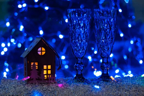 Зимний сказочный дом на синем фоне. — стоковое фото