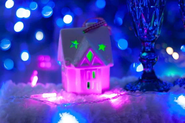 Mavi arka planda kış masalı evi.