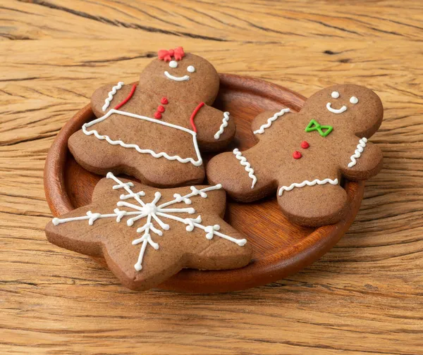 Tradiční Vánoční Perníkové Sušenky Nad Dřevěným Stolem — Stock fotografie
