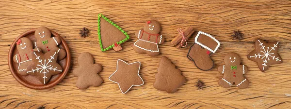 Galletas Jengibre Tradicionales Navidad Sobre Una Mesa Madera Formato Panorámico —  Fotos de Stock