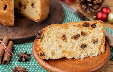 Geleneksel İtalyan noel meyveli gözleme dilimli ve noel süslemeli..