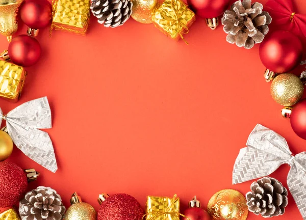 Decorações Natal Bolas Pinecone Arco Sobre Fundo Vermelho Com Espaço — Fotografia de Stock