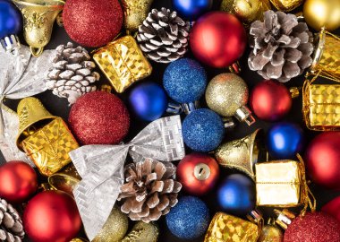 Noel süslemeleri, toplar, çam kozalakları, gif kutuları ve yaylar..