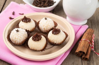 Tipik Brezilya gurme tugayları, ahşap masa üzerinde çeşitli tatlar..