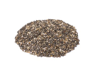 Beyaz arkaplanda izole edilmiş bir chia tohumu yığını.