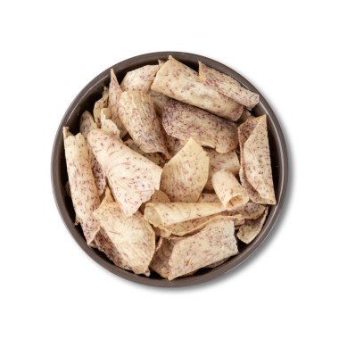 Beyaz arka planda izole edilmiş bir kasede tatlı patates cipsi veya taro cipsi..