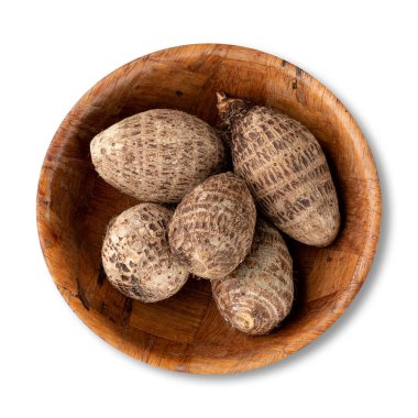 Beyaz arka planda izole edilmiş bir kasede çiğ yer elması ya da rezalet.