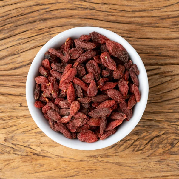 Goji meyvesi ahşap masanın üzerinde bir kasede..