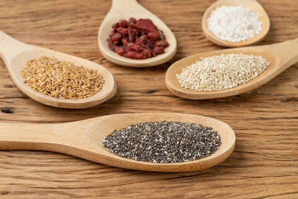 Verschiedene Superfoods Löffeln Über Einem Holztisch Chia Quinoa Hafer Leinsamen — Stockfoto