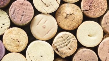 Dönüyor, çeşitli şarap mantarları yığını.