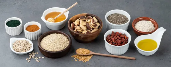 Verschiedene Superfoods Löffeln Über Steinhintergrund Chia Quinoa Hafer Leinsamen Honig — Stockfoto