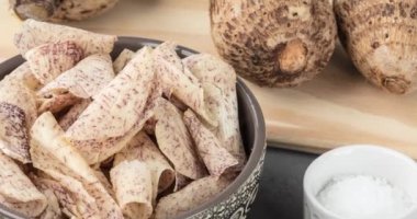 Tahta masanın üzerinde çiğ sebzeli patates cipsi ya da patates kızartması..