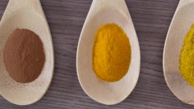 Tahta arka planda kaşıklarda mevsimler.