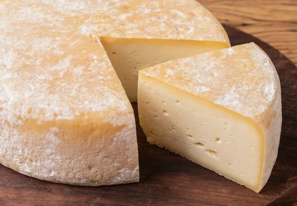 Canastra Käse Aus Minas Gerais Brasilien Über Holzbrett Mit Geschnittenem — Stockfoto