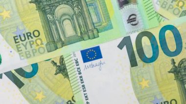 Yüzlerce avroluk banknot yayıldı.