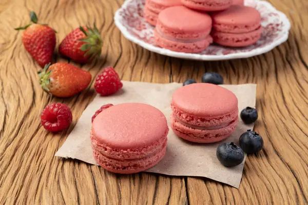 Beerenmacarons Auf Einem Teller Mit Kaffee Über Holztisch — Stockfoto